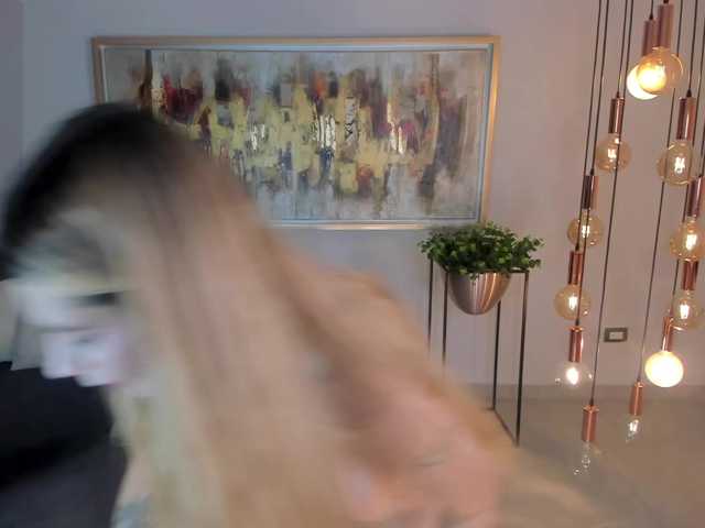 NiaHolland live cam
