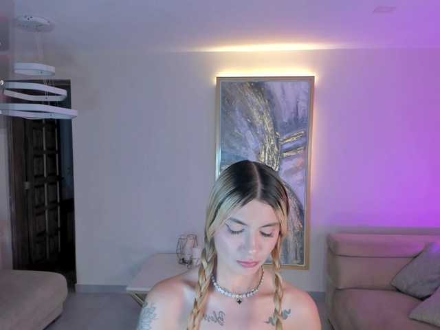 NiaHolland