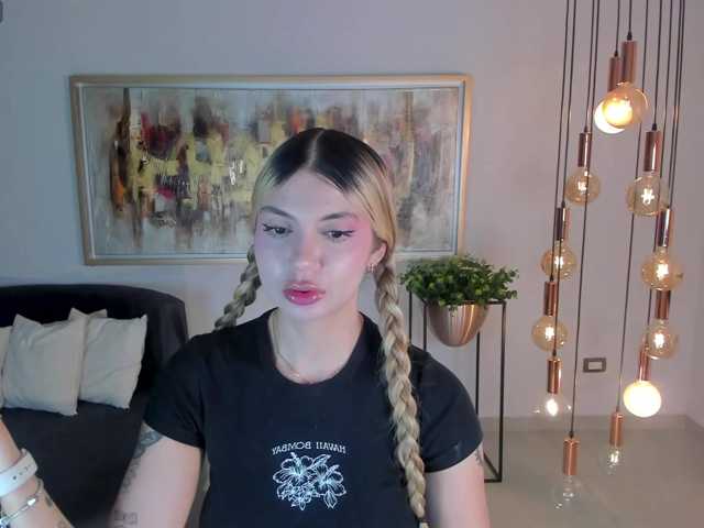 NiaHolland