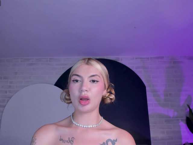 NiaHolland live cam on BongaCams