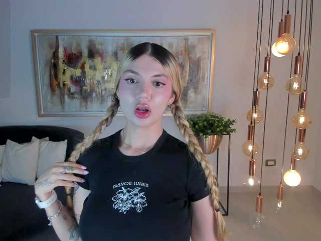 NiaHolland
