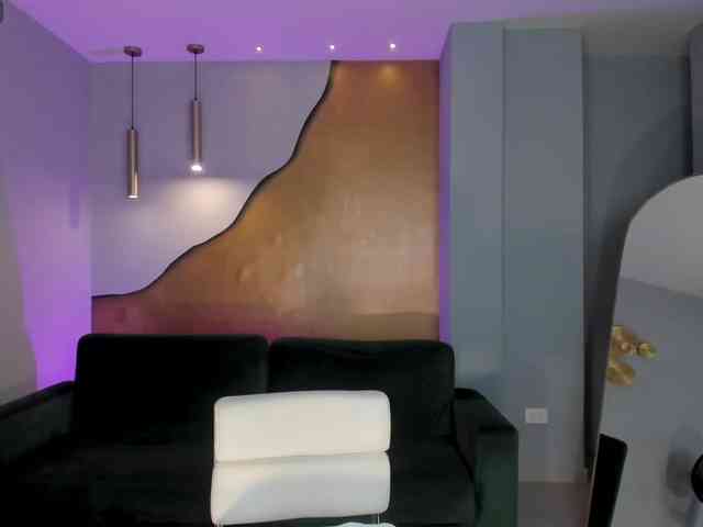 NiaHolland webcam