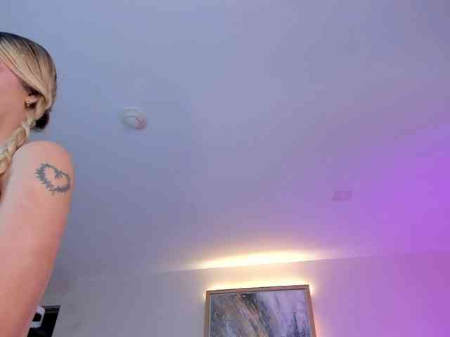 NiaHolland webcam