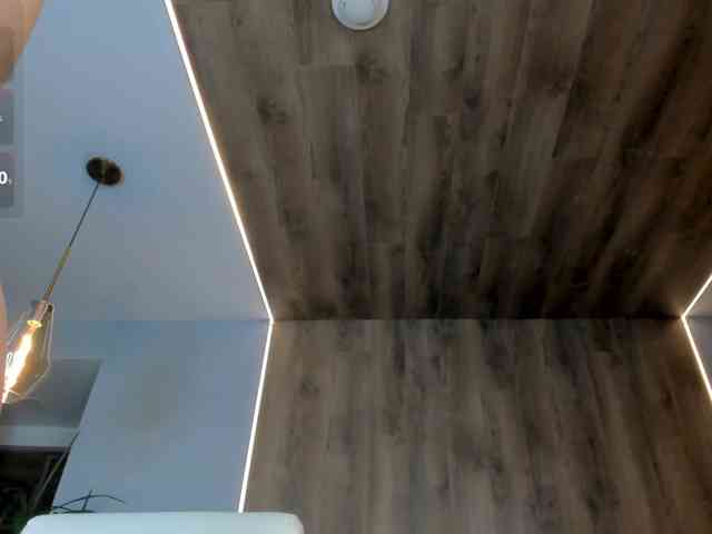 NiaHolland webcam