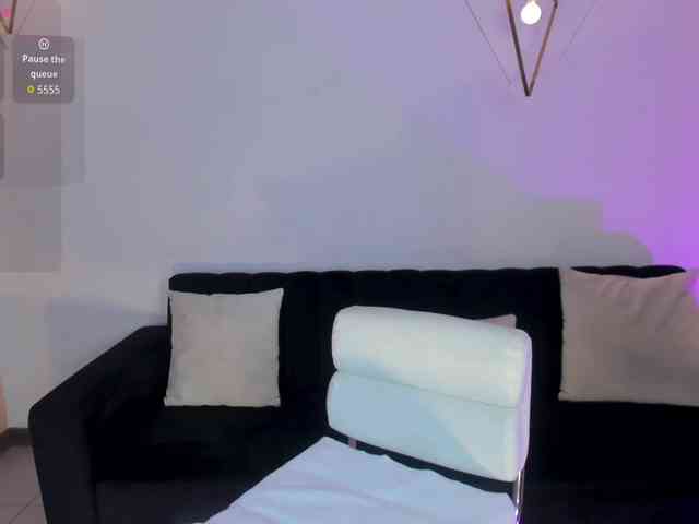 NiaHolland webcam