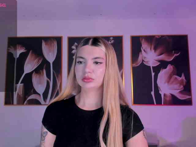 NiaHolland webcam