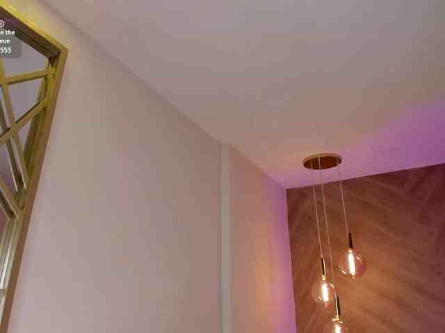 NiaHolland webcam