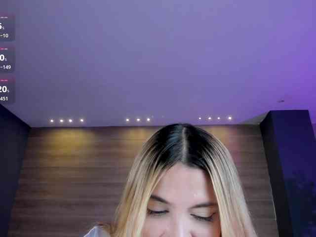 NiaHolland webcam