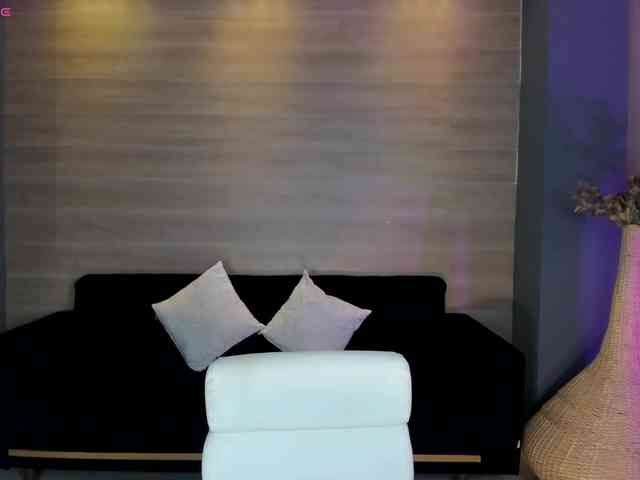 NiaHolland webcam