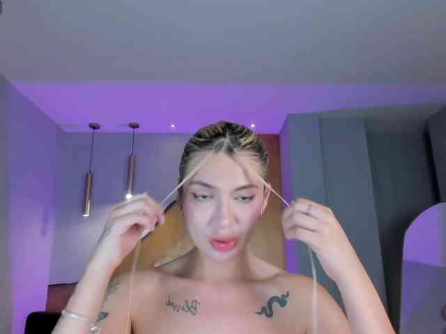 NiaHolland webcam