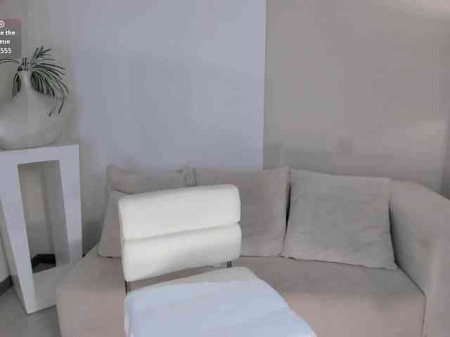 NiaHolland webcam