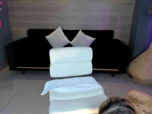 NiaHolland webcam