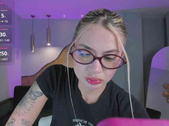 NiaHolland webcam