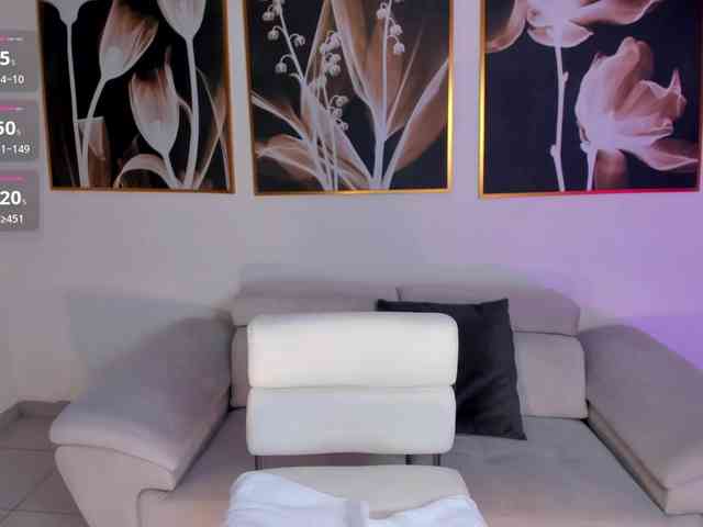 NiaHolland webcam