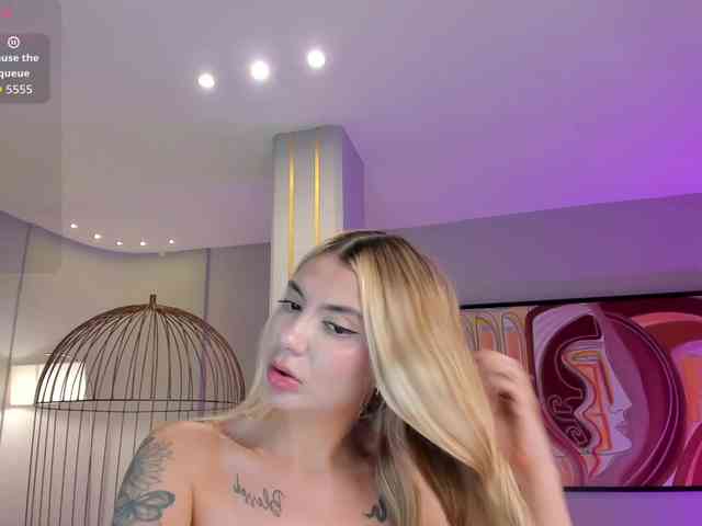NiaHolland webcam