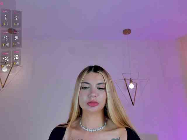 NiaHolland webcam