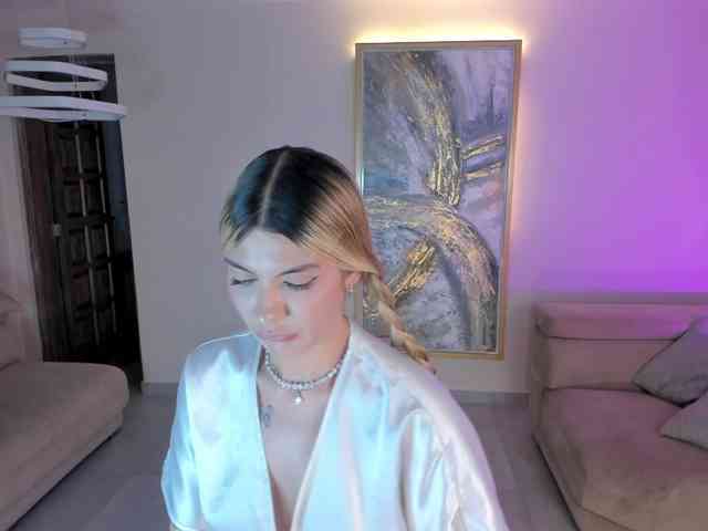 NiaHolland webcam