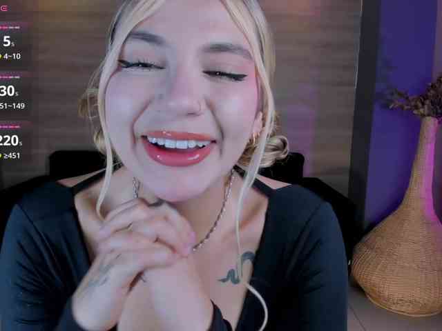 NiaHolland webcam