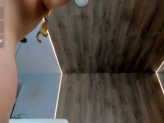 NiaHolland webcam