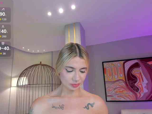NiaHolland webcam