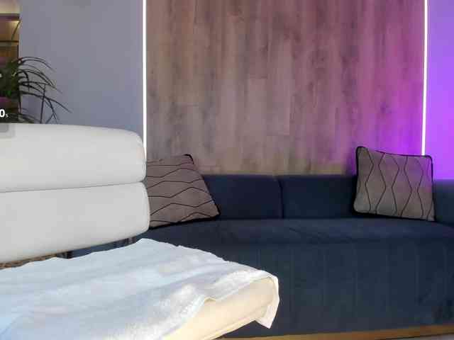 NiaHolland webcam