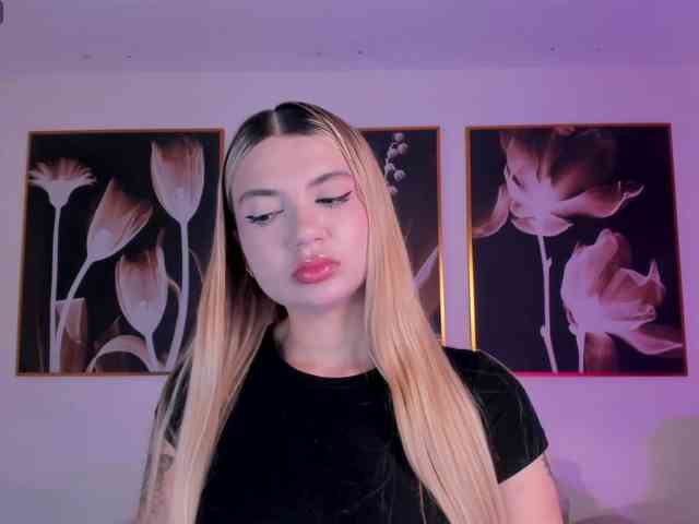 NiaHolland webcam