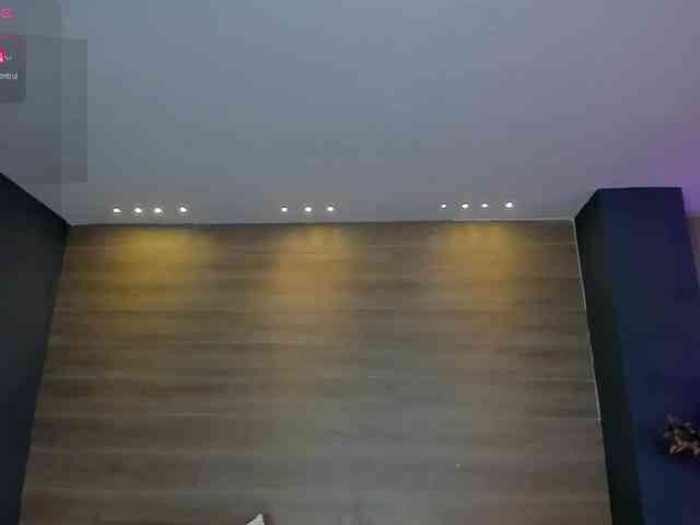 NiaHolland webcam