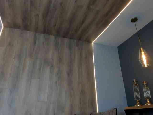 NiaHolland webcam