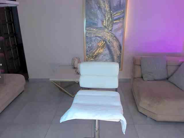 NiaHolland webcam