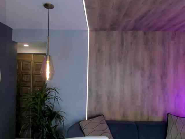NiaHolland webcam