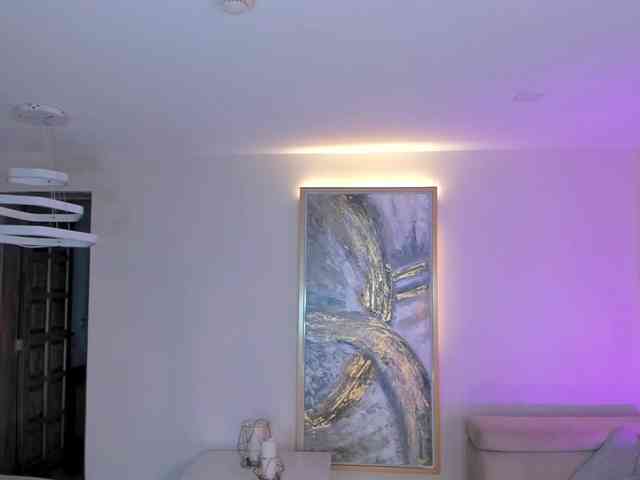 NiaHolland webcam