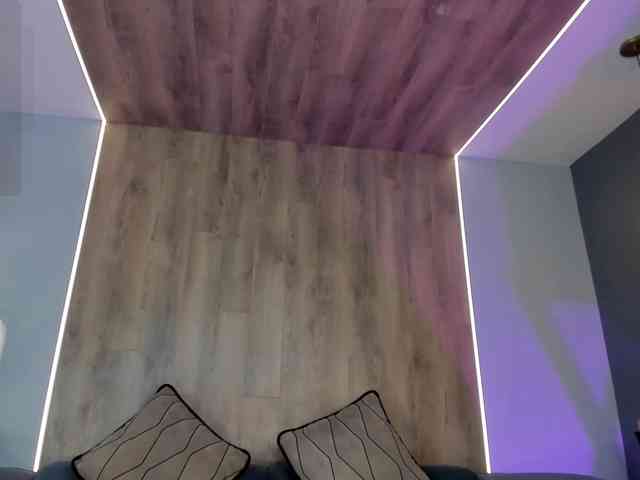 NiaHolland webcam