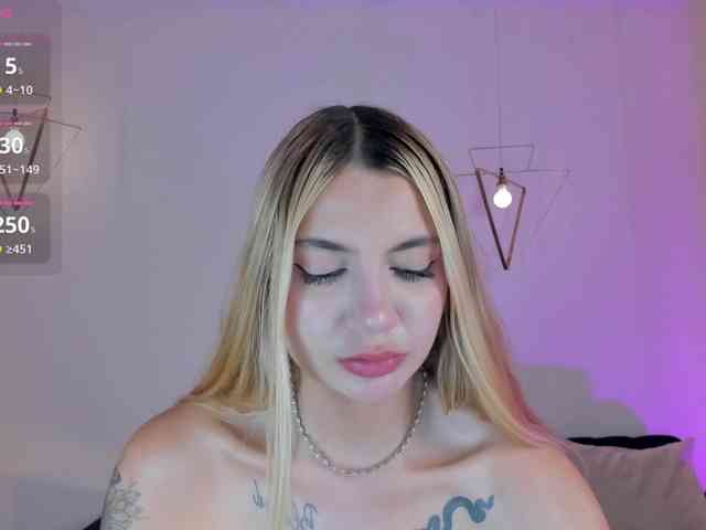 NiaHolland webcam