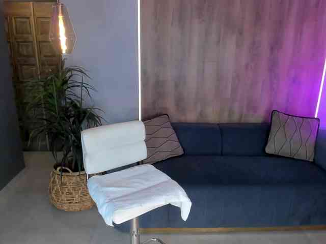NiaHolland webcam