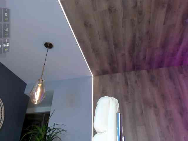 NiaHolland webcam