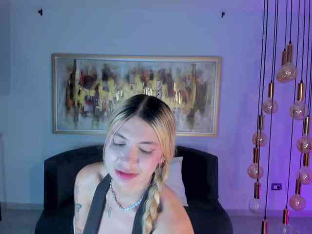 NiaHolland webcam