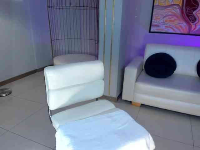 NiaHolland webcam