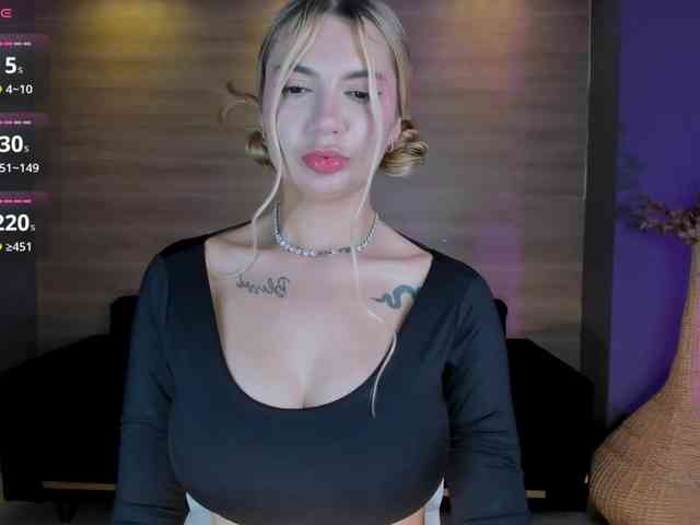 NiaHolland webcam