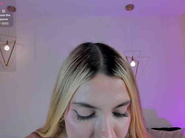 NiaHolland webcam