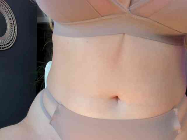 NiaHolland webcam