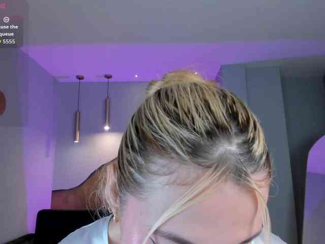 NiaHolland webcam