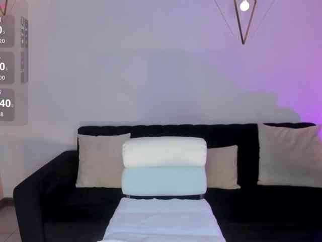 NiaHolland webcam