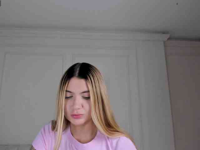 NiaHolland webcam