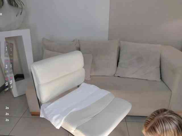 NiaHolland webcam