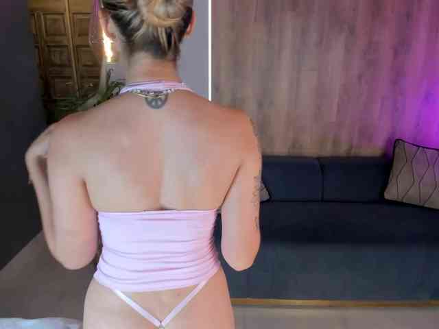 NiaHolland webcam