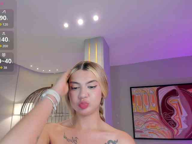 NiaHolland webcam