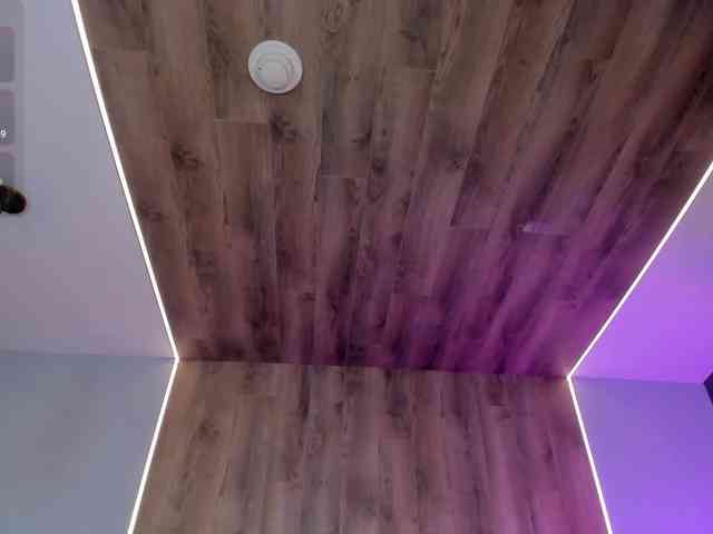 NiaHolland webcam