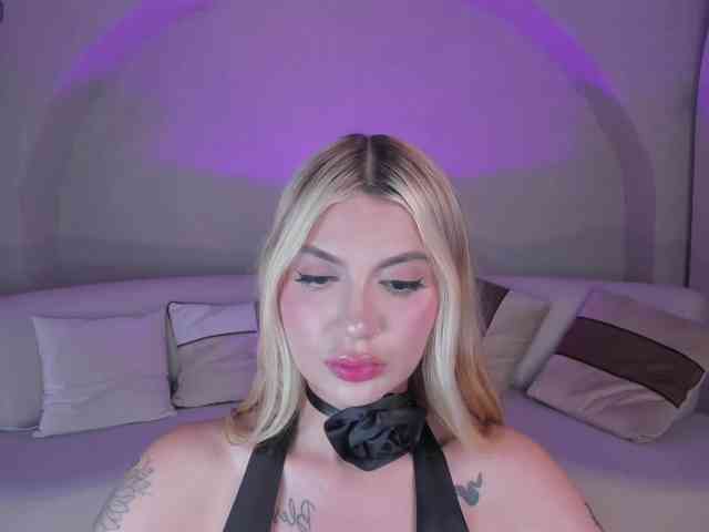 NiaHolland webcam