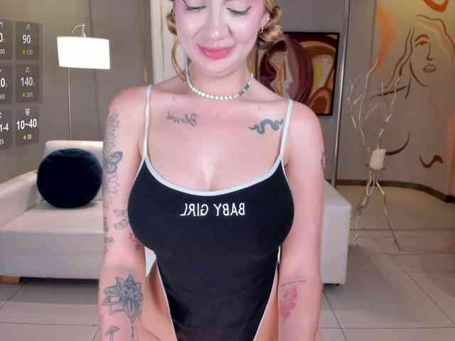 NiaHolland webcam