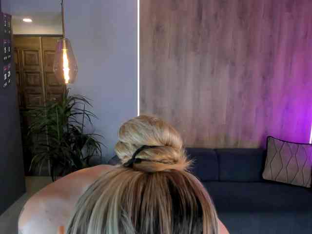NiaHolland webcam